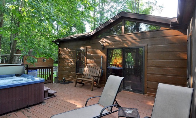 Berkeley Springs Kabine | Sleepy Creek - Creekside Escape