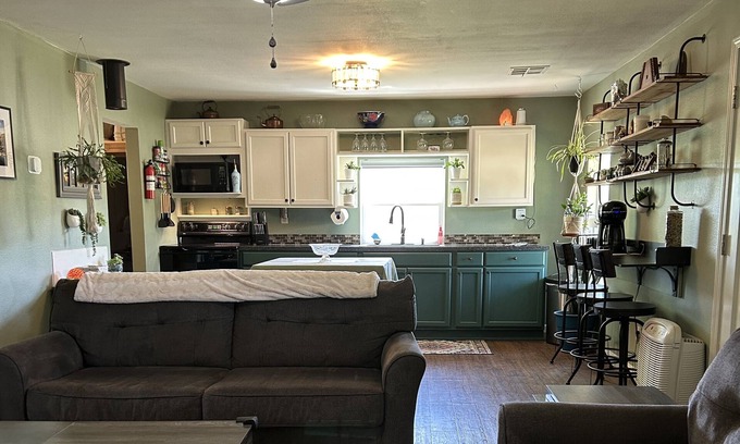 Moodys Haus | Sleepy River Haven, 1 mi. from the river, next to multiple float resorts.