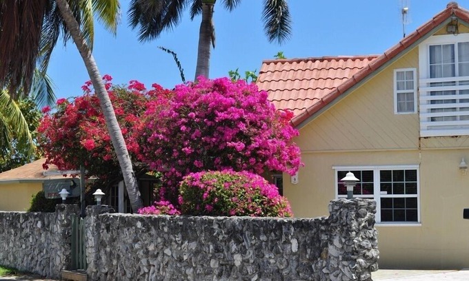 Northwest Point Villa | Private Villa Set hinter Korallenwand, Blick auf den Ozean