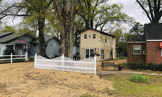 Jayess Wohnung | Small Treehouse out in the country