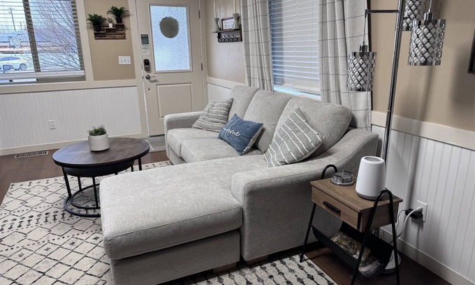 Caldwell Haus | Smart Comfort 2b/2b near College of Idaho and YMCA