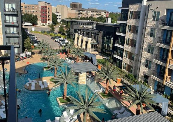 Addison Wohnung | Smart Luxury 2BD 2BTH Apt with pool view, Gym, office and bbq area