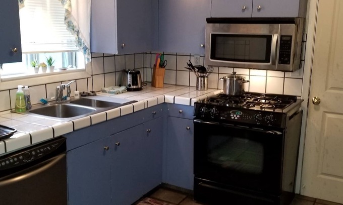 Klamath Falls Haus | Smarthouse ❤️2 Kings + Queen | BBQ Gas Firepit Patio Chairs |Pet Friendly Huge