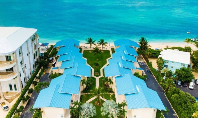 Seven Mile Beach Wohnung | SMB 3 BR Condo at Cayman Reef Resort with AC, WiFi, Pool, Tennis/Pickleball