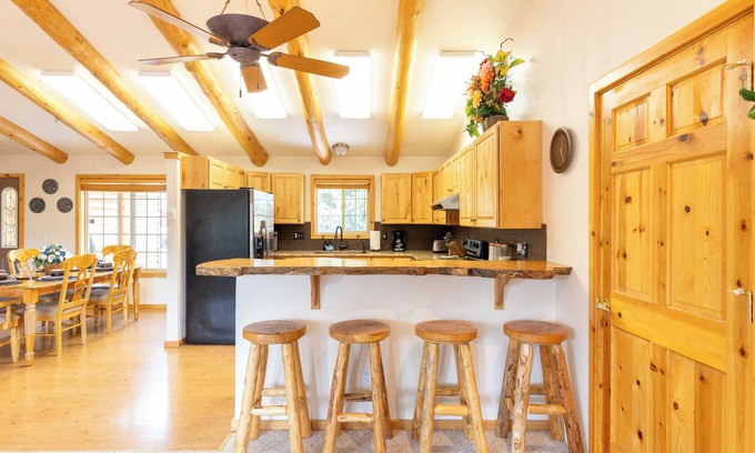Ketchum Haus | Smiley Creek Log Cabin: Idyllic Location with Lakes, Hiking & Winter Sports