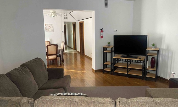 Brighton Park Wohnung | Smokers Preferred-Spacious 3-bedroom apartment with WiFi, AC in awesome Chicago
