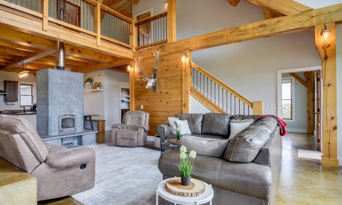 Osage Haus | 'Smoky Hills Lodge' - 40-Acre Property + Sauna!