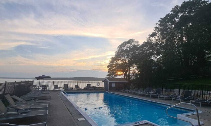 East Boothbay Hotel | Smuggler's Cove Inn