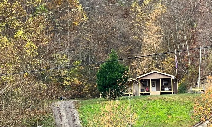 Matewan Kabine | SMUGGLERS RUN: Cozy Cabin, quick & easy access to Hatfield-McCoy trail heads.