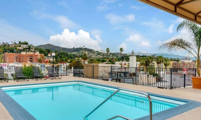 Little Armenia Wohnung | Snazzy 2bed Apt w/Rooftop pool & Hollywood Sign Views