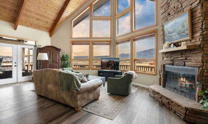 Fort Valley Kabine | Hot tub, Forest edge, fireplaces game room