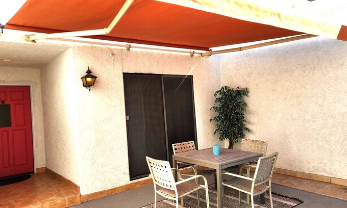 The Movie Colony Eigentumswohnung | Snowbird Delight. Two-minute walk to downtown action. Casino around the corner.