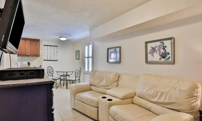 Flagler Beach Eigentumswohnung | Snowbirds 50% -Unit 1-1BR -50 ft Flagler Beach located downtown!-