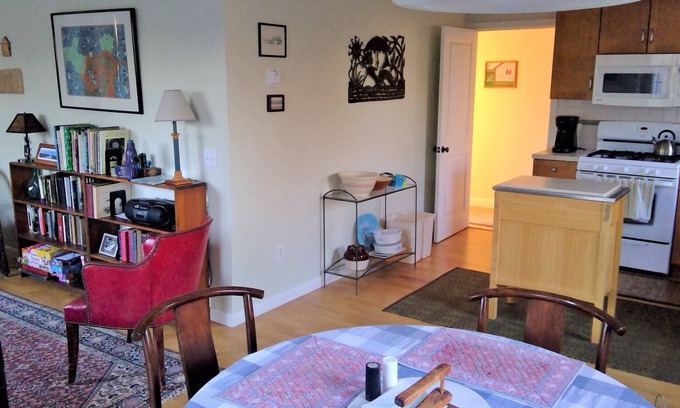 South Kingstown Hütte | Snug, bright, quiet modern cottage--short walk to beaches!