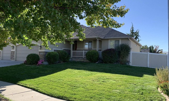 West Valley City Haus | Snug Home with fenced yard,10 min from the airport\SLC, 20 min to most ski areas