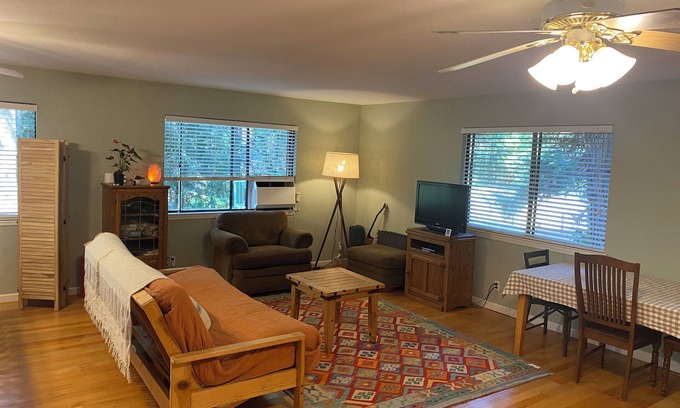 Nevada City Wohnung | Soak in the woods near the river