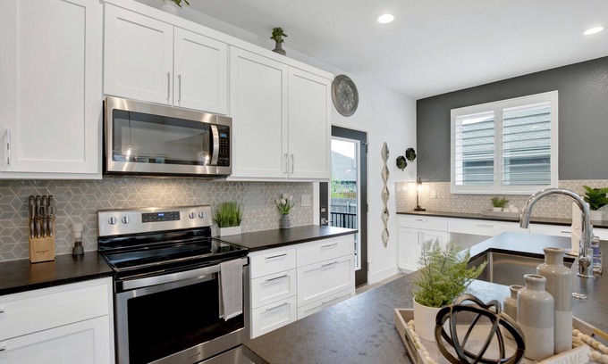 Waterford On Lake Travis Haus | Soaring 2-level Point Venture Home on Lake Travis