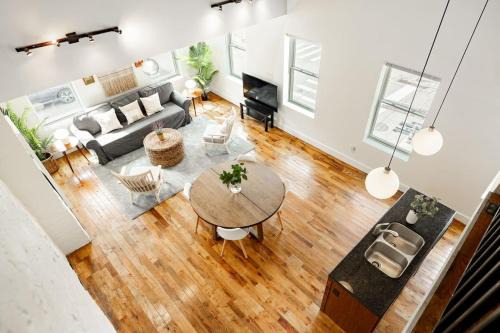 Pendleton Wohnung | Soaring 2BR Parkside Loft Walkable to it All