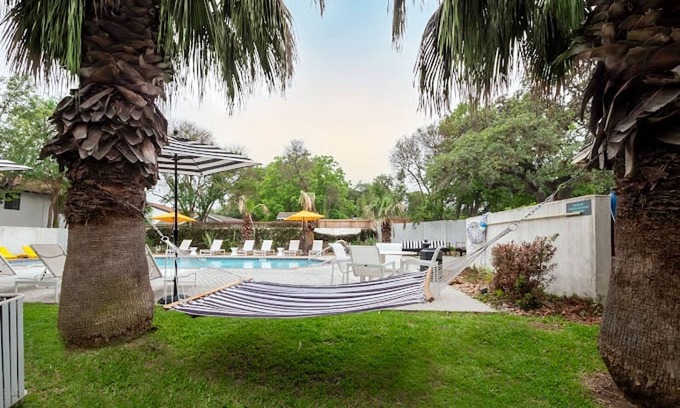 Dawson Wohnung | Soco 2BR Comfy Suite w Pool King bed Fast Wifi