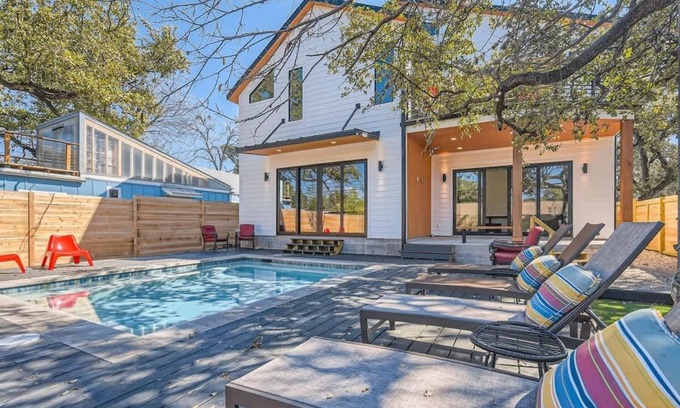 South Congress Haus | SOCO Modern New 5BR. Pool. 1 Block from Everything