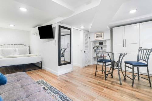 Capitol Hill Haus | Sojourn Charming Lower Level Studio - Capitol Hill