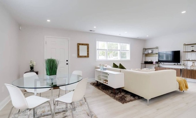 Seminary Hill Haus | Sojourn on Duke NEW 3 BR in Alexandria