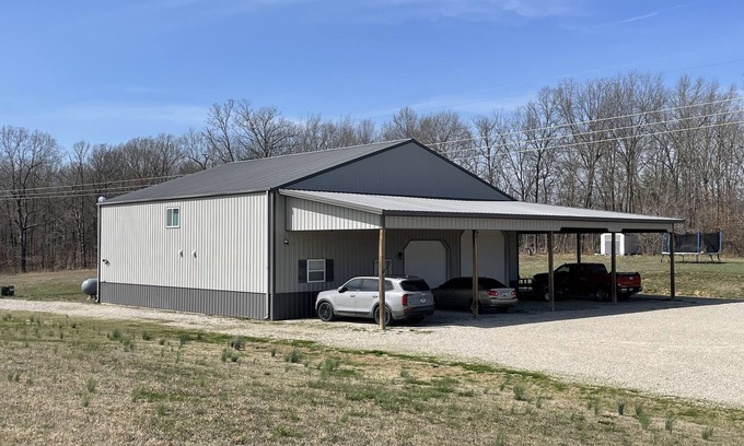 Rombauer Kabine | SOLAR ECLIPSE! Lodge on10ac open field. 4 bed, 1 bath. Family/Pet friendly