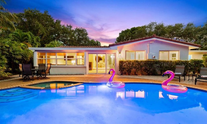 Lighthouse Point Haus | Solar Heated Pool Spa Tiki Hut Huge Backyard Hammock Retro Bikes