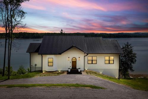 Dandridge Haus | Someday Cottage Luxury Lakefront Views for 6 withPool & Billiards