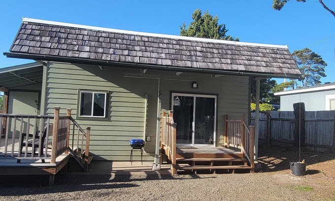 Gleneden Beach Haus | Soothing beach house with WiFi in Lincoln Beach