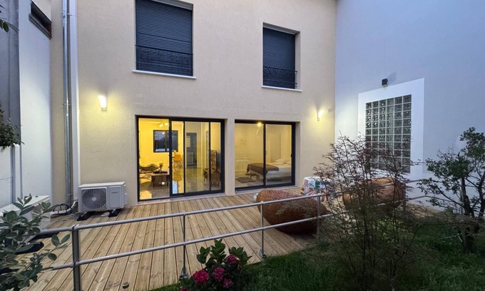 Petit-Colombes Haus | Soothing house with AC for a relaxing getaway