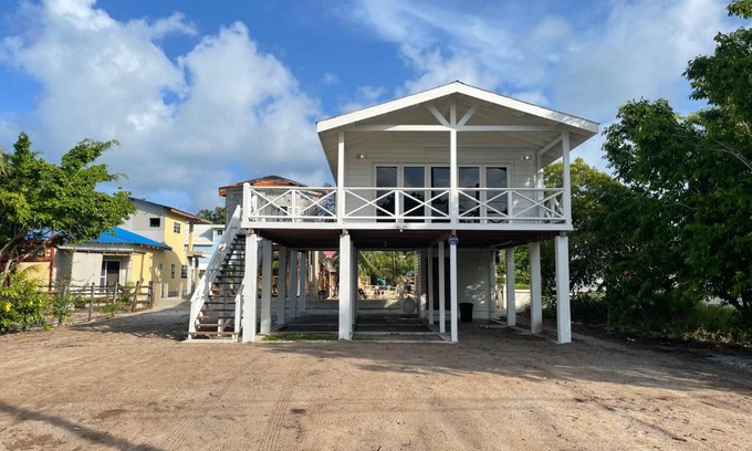 Placencia Haus | Sound of The Sea-walking distance to everything