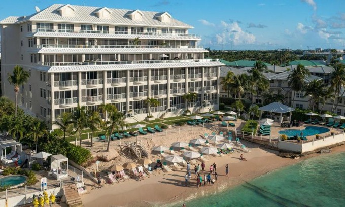 Seven Mile Beach Wohnung | South Bay Beach Club - Three Bedroom Beachfront Condos by Grand Cayman Villas & Condos