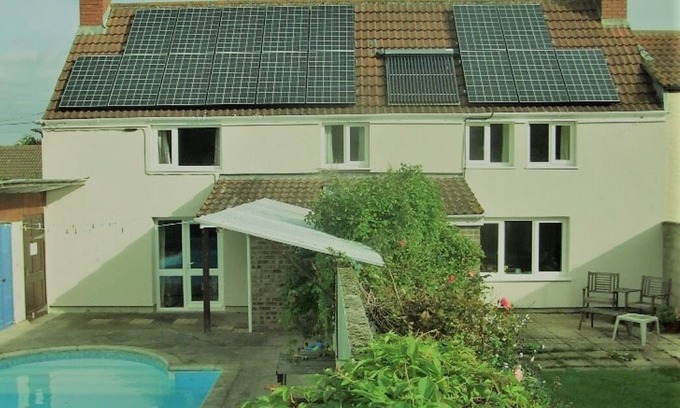 Highbridge Haus | South facing cottage for nine with pool and garden