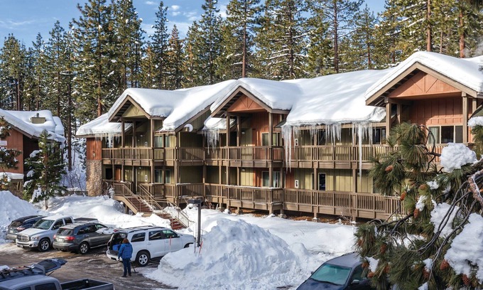 Round Hill Village Kabine | South Shore Charming 2-bedroom lodge in Zephyr Cove