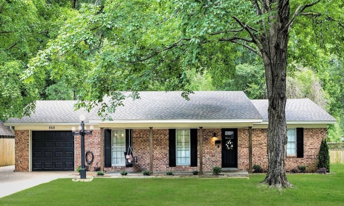 Conway Haus | Southern Comfort. 3bd/2ba house in downtown Conway
