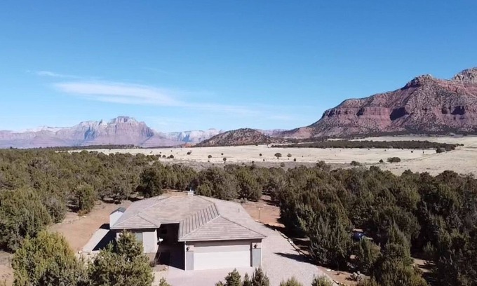 Apple Valley Haus | Southern Utah getaway