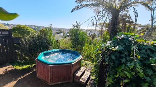 Glenfield Villa | Spa Retreat Spacious 7 BRS 3 Baths Movie Lounge nice Garden with Parking