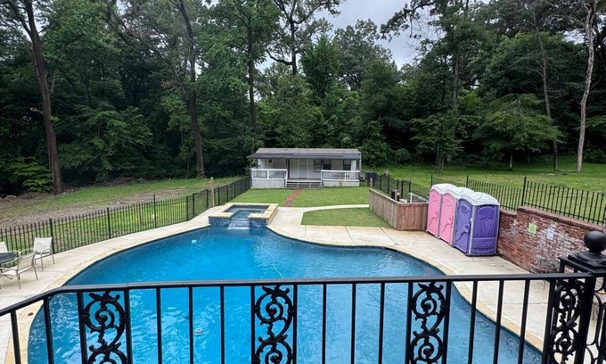 Raleigh Haus | Spacious 10- Bedroom House Vibrant Memphis With Pool