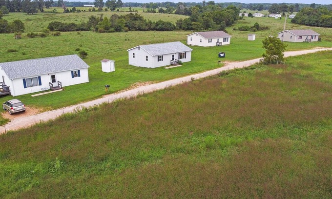 Dora Kabine | Spacious 1200sf cabin (6) in Ozark County near the river! Pets Ok!