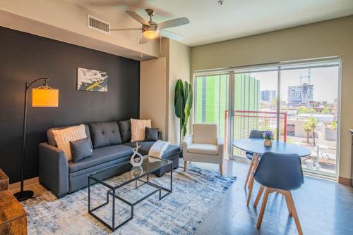 Evans Churchill Wohnung | Spacious 1BD DT, Parking, Gym, W-D, Roosevelt Row