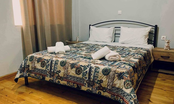Troezen Wohnung | Spacious 2 Bd Apt in Quiet Troezen Village