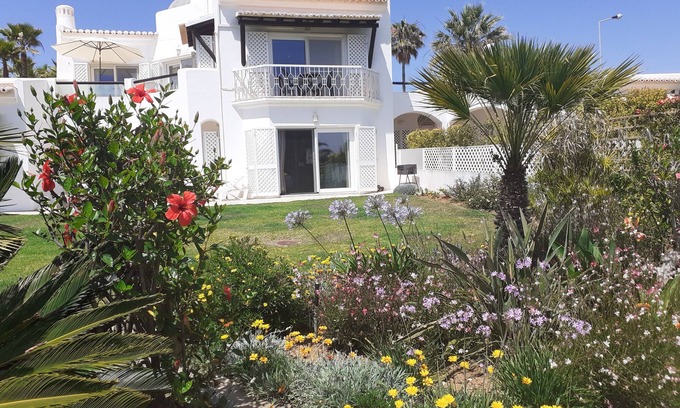 Albufeira Wohnung | Geräumige 2-Bett-Apt. Terrassen, reife Gärten, Meerblick und Nutzung von Gemeinschaftspools