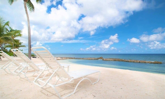 Old Man Bay Eigentumswohnung | Neu auf dem Markt, Geräumige 2-Bett-2-Bad mit Strand-Frnt-Pool, herrliche Aussicht, Schlafmöglichkeiten für 6
