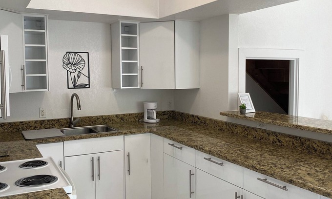 Bodden Town Wohnung | Spacious 2-bedroom apartment in Bodden Town with WiFi and AC