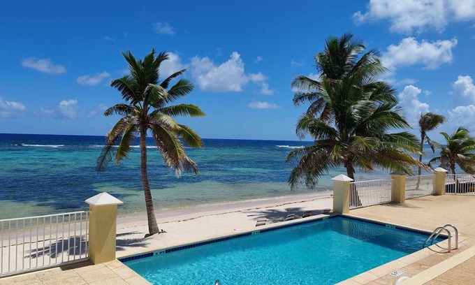 Bodden Town Eigentumswohnung | Spacious 2-bedroom ocean view condo in enchanting Bodden Town, including a car!