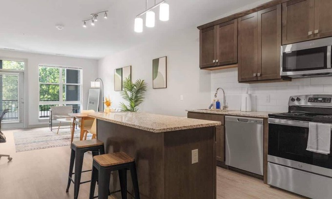 Auburn Hills Wohnung | Spacious 2BR/2BA | Gym & Pool