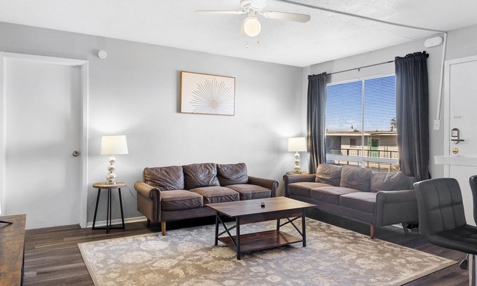 North University Wohnung | Spacious 2BR/2BA in Hydepark 9223