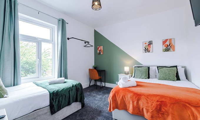 Droylsden Haus | Spacious 2BR House, Free Wi-Fi & Parking, Near Tram Stop, Close to City & Etihad