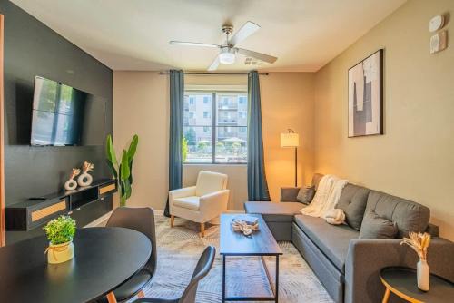 Orange Heights Wohnung | Spacious 2BR Uptown Biltmore Gym Pool Parking WD